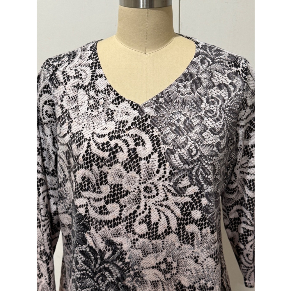Women's Unbranded knit Top Size M Black White Lace Print 3/4 Sleeve v-neck